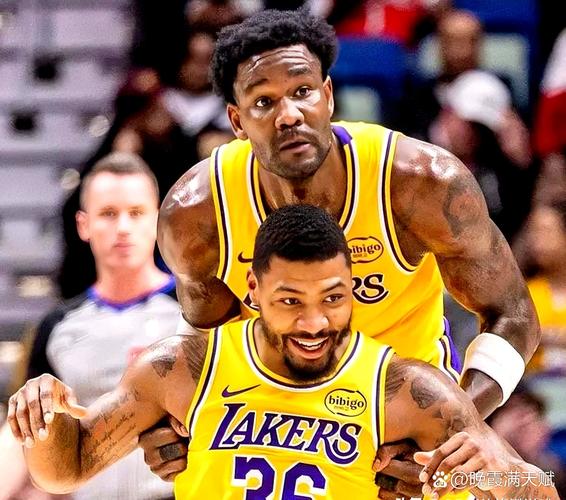 穆迪重伤+火箭内讧！湖人爆冷输活塞，快船狂胜雄鹿稳第八