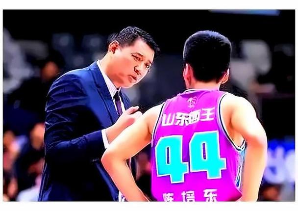 20分惨败！CBA焦点1战，山东大破新疆男篮，巩晓彬苦笑：都输麻了