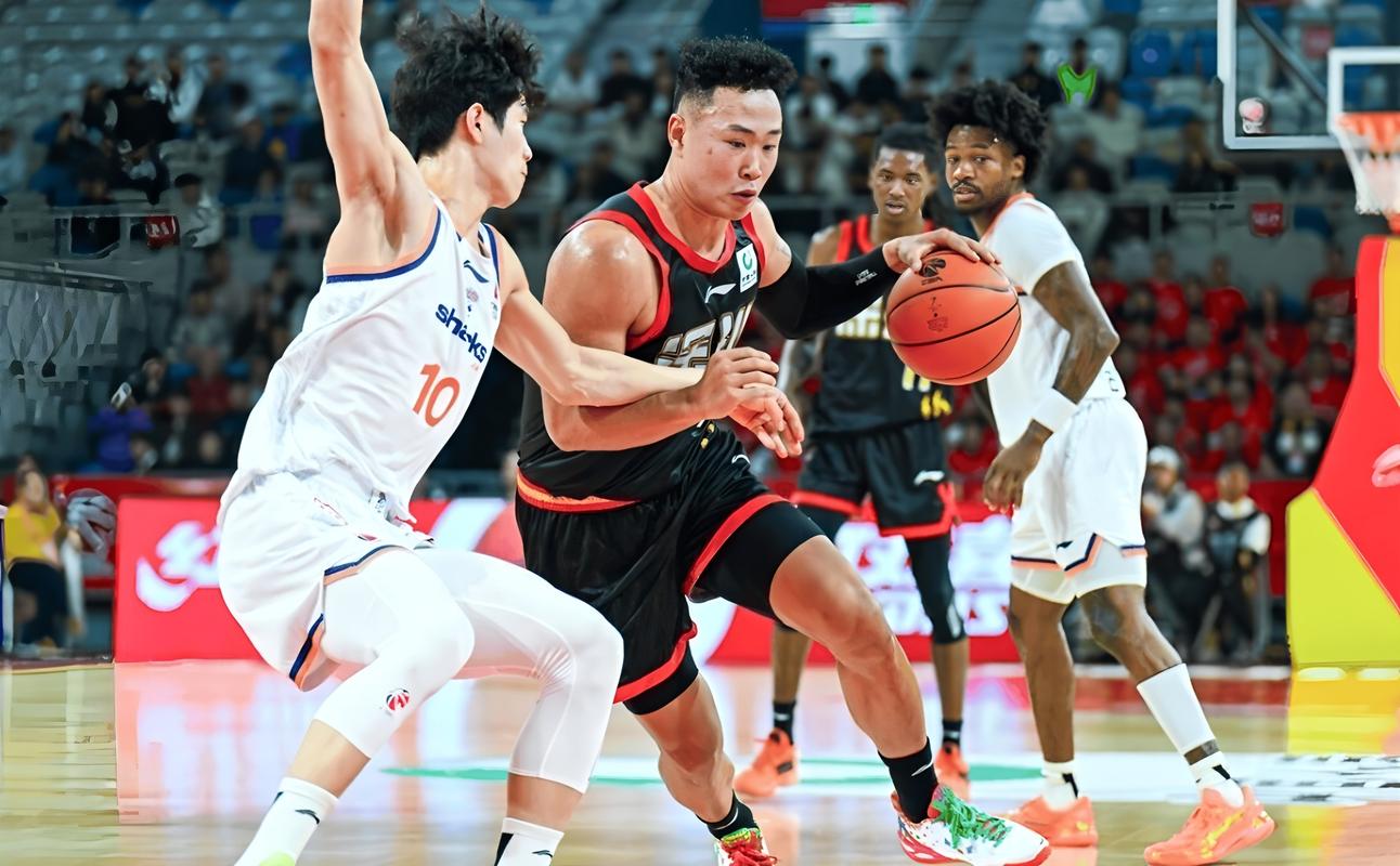 CBA积分榜一夜大变：上海11连胜，辽宁遭爆冷，广东送四川30连败