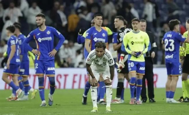 逆天！队报：皇马还检查错了卡马文加的伤脚踝，球员最后伤缺两周