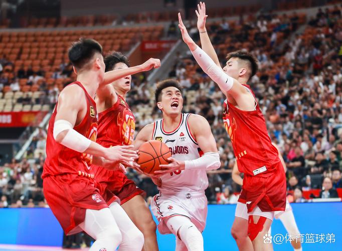 媒体人：广州细节有点粗糙打强队关键球抓不住机会防守易出问题