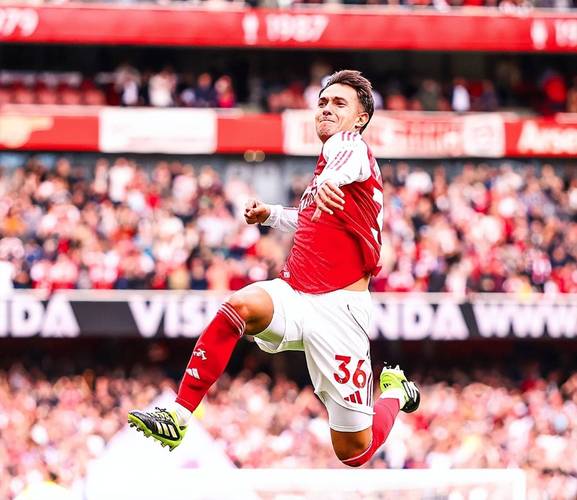 阿森纳若如愿捧起联赛杯冠军本期待香槟酒灌满奖杯_英超直播