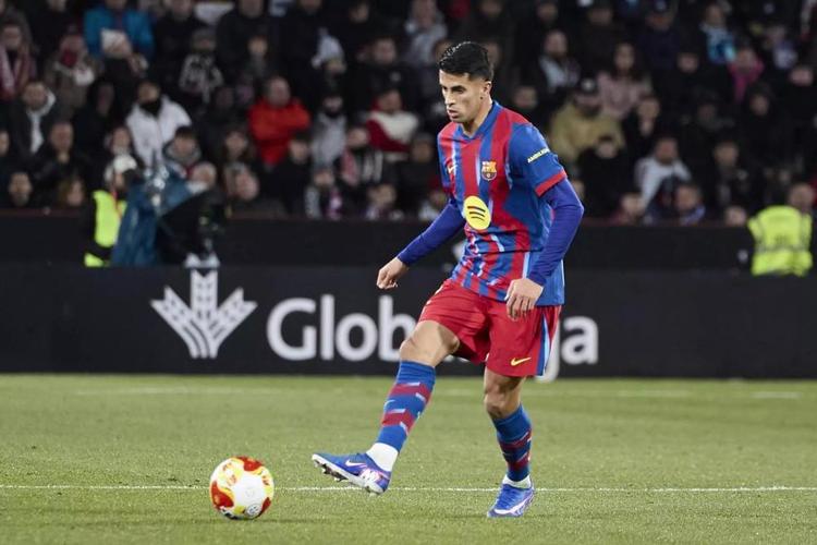 每体：巴萨对巴德吉不满感到不解，他该知道自己必须与亚马尔竞争