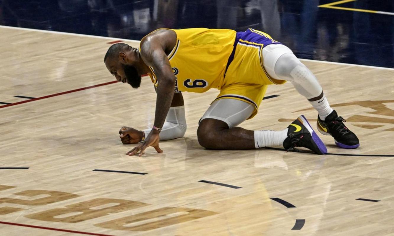 坏消息，掘金队在11693战胜勇士队比赛中卡姆约翰逊因伤离场