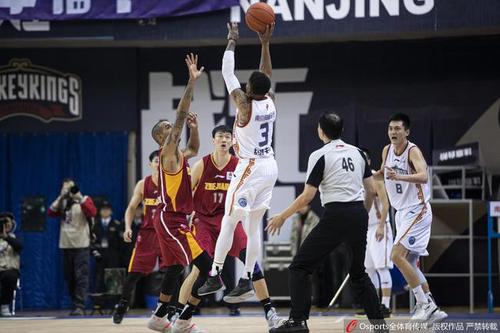 合力输出！约瑟夫杨20中13怒轰30分9助米奇10中6砍下21分12板