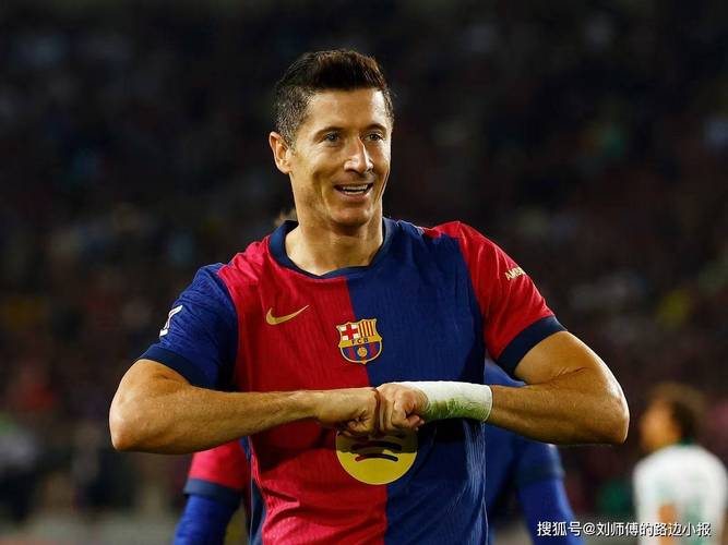 莱万谈战瑞典：上次被撞断肋骨的伤痕犹在，无论多艰难都要坚持住