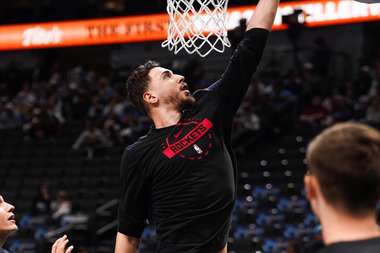 打爆了鹈鹕内线！火箭内线支柱绝对是球队不可或缺的关键人物