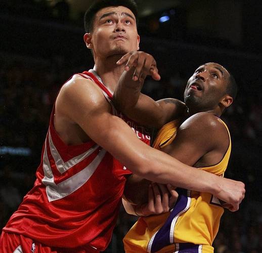 科比姚明是一个球队吗？科比和姚明是队友嘛？