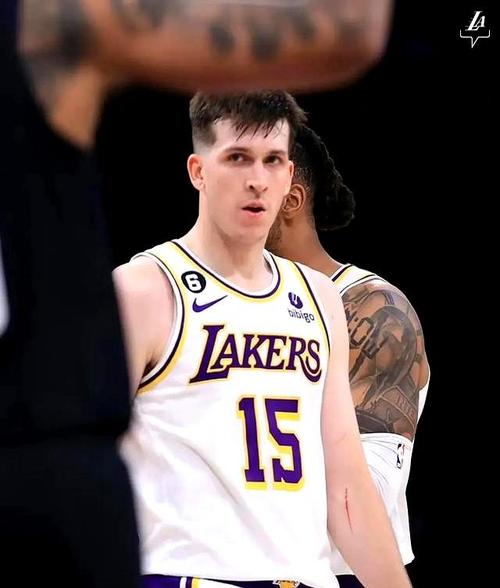 奥斯汀里弗斯湖人年薪，湖人球员里弗斯