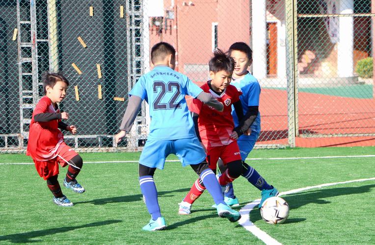 足球几个人踢？足球几个人踢球？